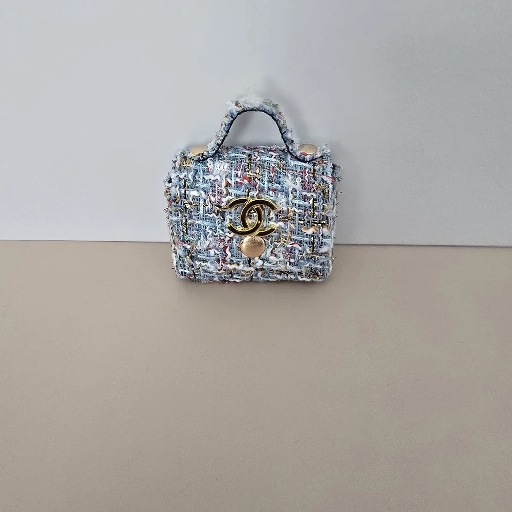 Fashionable Designer Bag - Picture 2 of 4